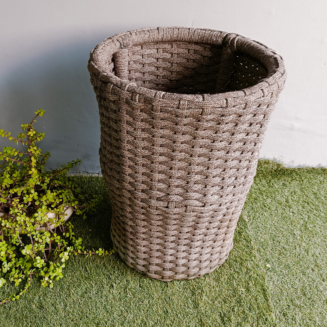 PLANTER IN ROPE